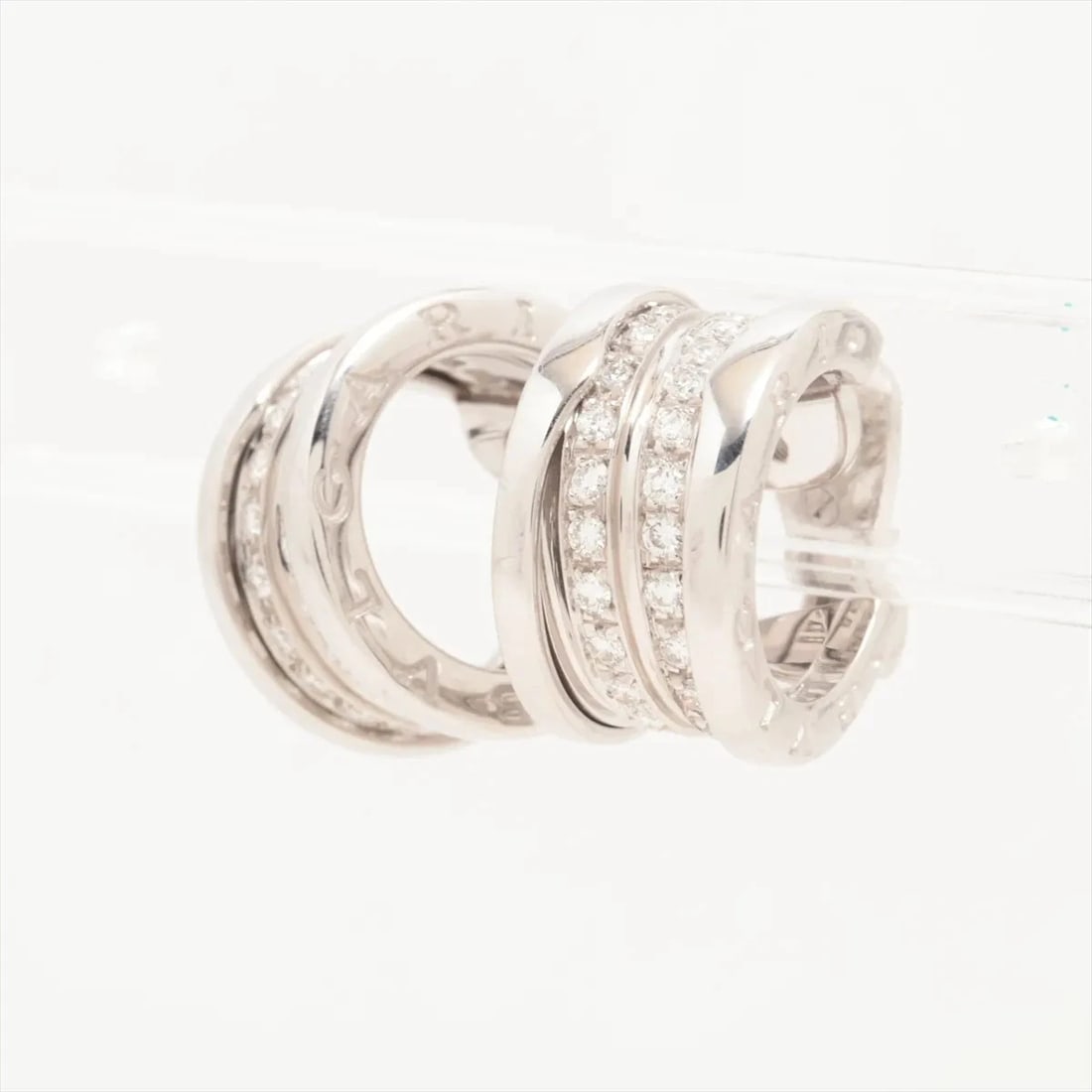 BVLGARI B.ZERO 1 DIAMOND EARINGS 750(WG): Bvlgari B.Zero 1 diamond Earings 750(WG) Brand: Bvlgari Type: Earings Material: 750(WG) Color: White Gold Size: Height:1.8Length:0.9 Accessories: None Accessories Notice: When purchasing