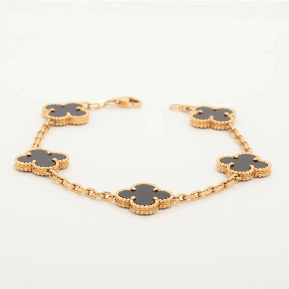 VAN CLEEF & ARPELS VINTAGE ONYX BRACELET 750(YG): Van Cleef & Arpels Vintage Onyx Bracelet 750(YG) Brand: Van Cleef & Arpels Type: Bracelet Material: 750(YG) Color: Yellow Gold Size: Bracelet length:19.5 Accessories: None Accessories Notice: