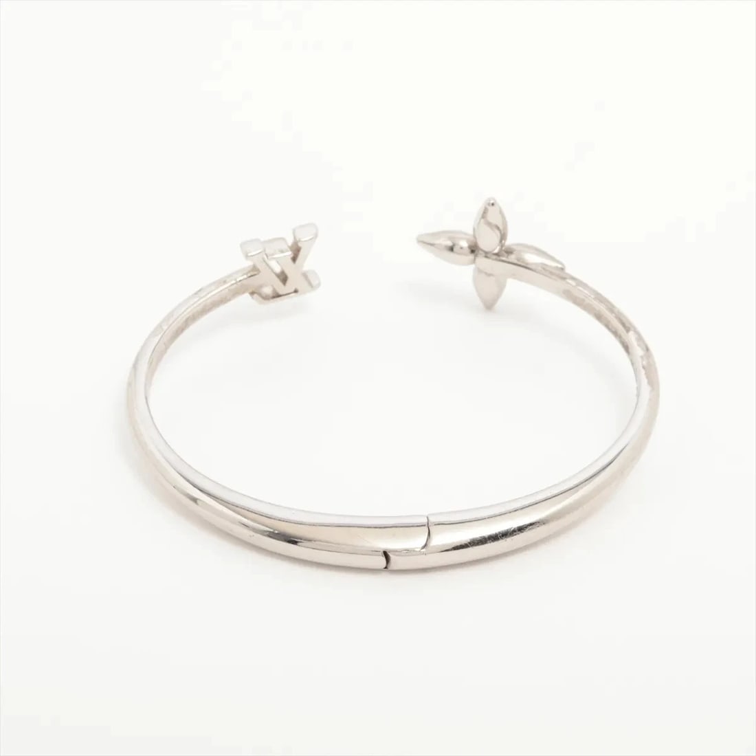 LOUIS VUITTON BRACELET LOUISETTE SIGNATURE BANGLE: Louis Vuitton Bracelet LOUISETTE SIGNATURE Bangle Brand: Louis Vuitton Type/Style: Bracelet Material: GP×Rhinestone, Color: Silver Size: Size(CM) Bracelet length:13 Accessories: None