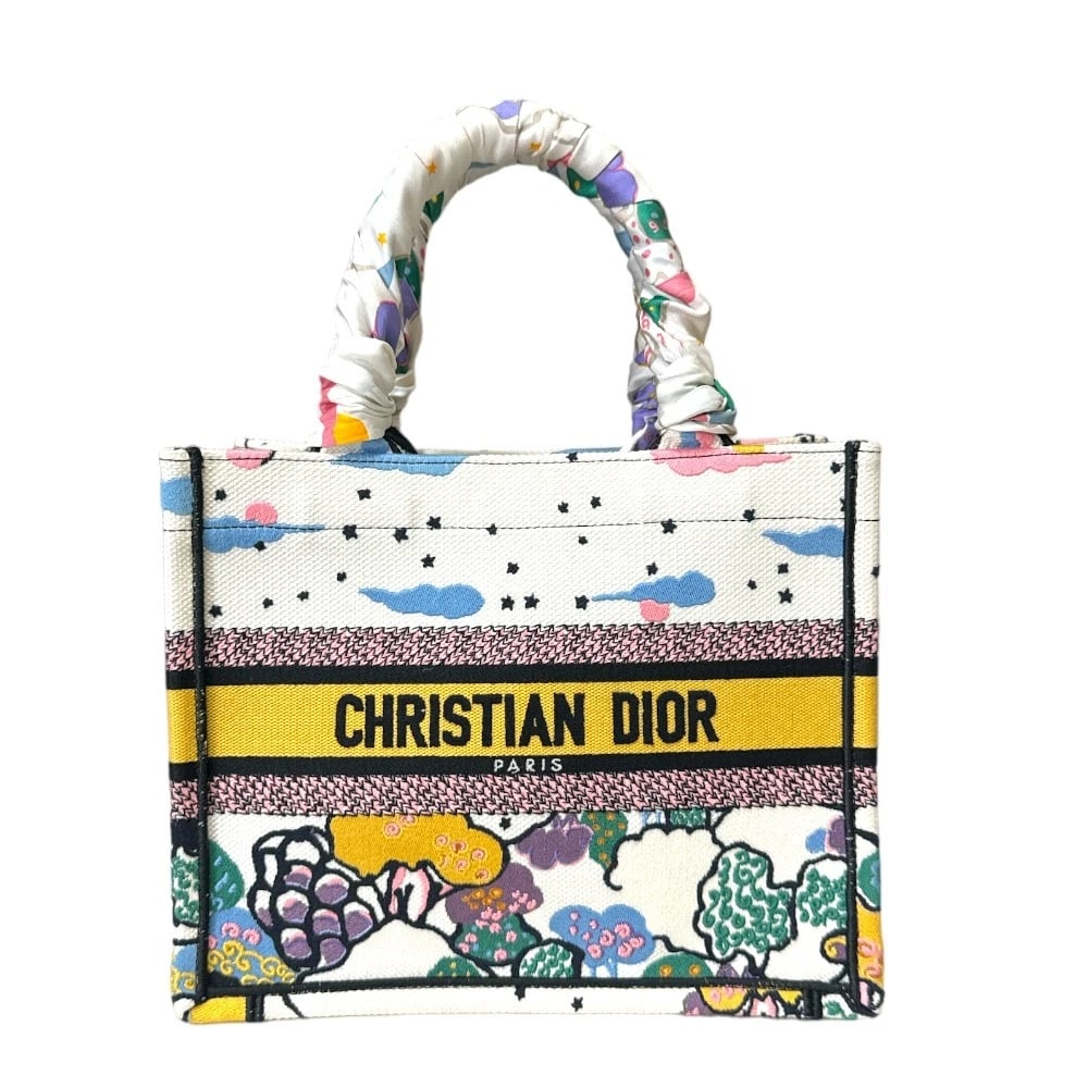CHRISTIAN DIOR TOTE BAG CANVAS BOOK TOTE SMALL: Christian Dior Tote Bag canvas Book tote small Brand: Christian Dior Type: Tote Bag Material/Exterior Material: canvas Color/Exterior Color: white / multicolor Size: W10.2 x H8.3 x D5.3inch Handle