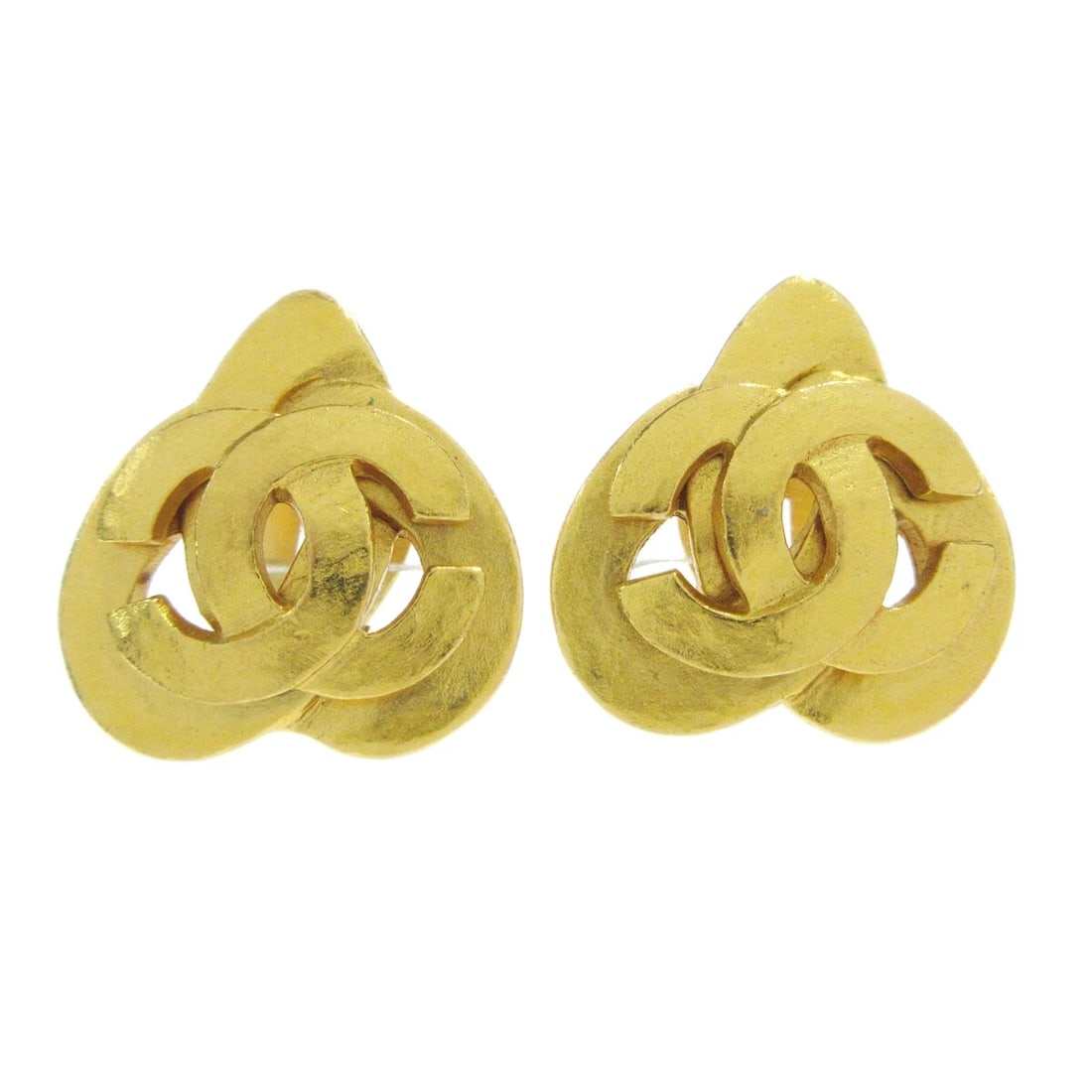 CHANEL HEART EARRINGS CLIP-ON GOLD: Chanel Heart Earrings Clip-On Gold Brand: CHANEL Type/Style: Earrings Material: Gold-tone, Color: Gold Size: W 2.5 x H 2.7 cm Accessories: None Accessories Notice: When purchasing pre-owned
