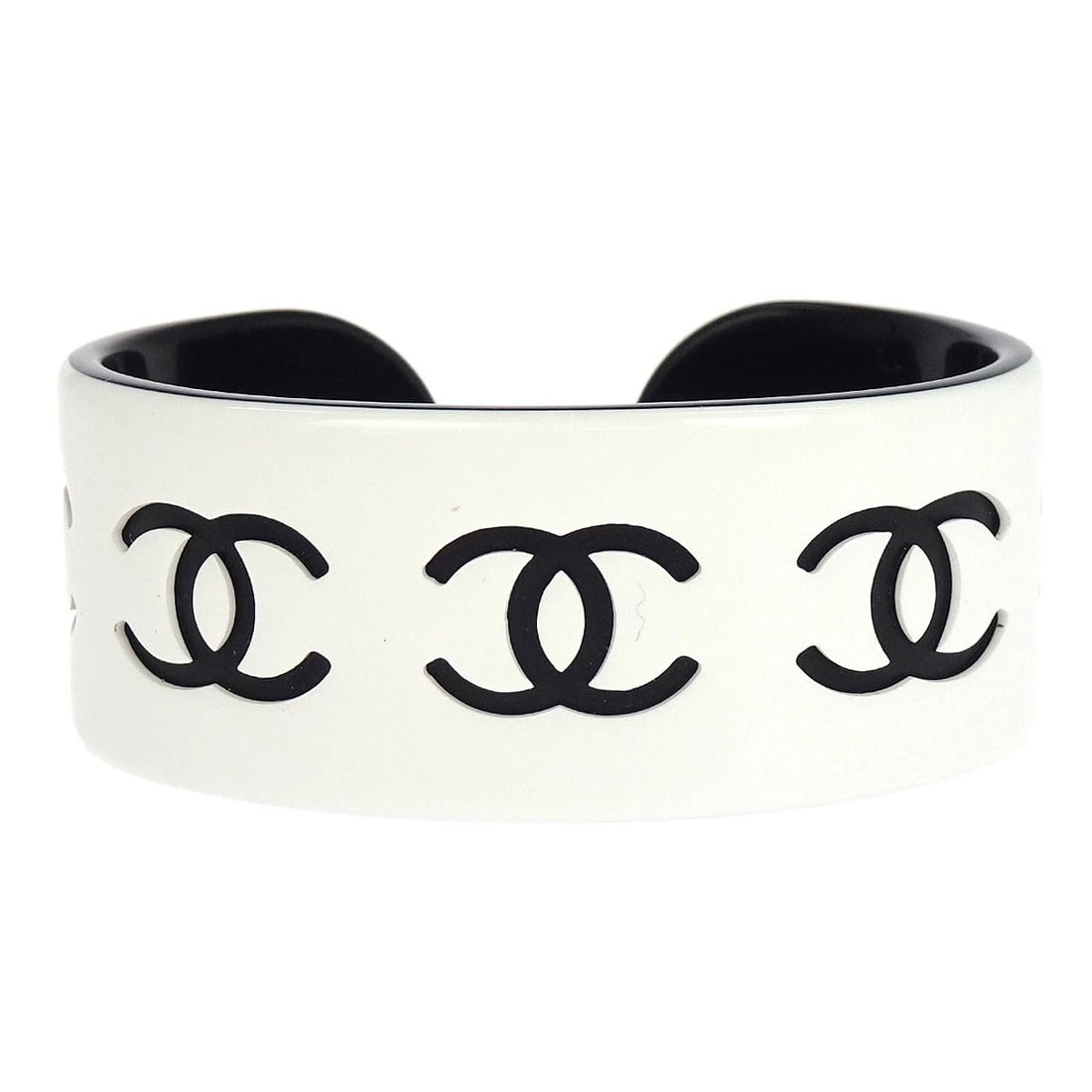 CHANEL BANGLE WHITE ACRYLIC: Chanel Bangle White Acrylic Brand: Chanel Type/Style: Bracelet Material: Acrylic, Color: White, Black Size: Inner circumference : 13.5 cm Width : 2.2 cm Accessories: None Accessories Notice:
