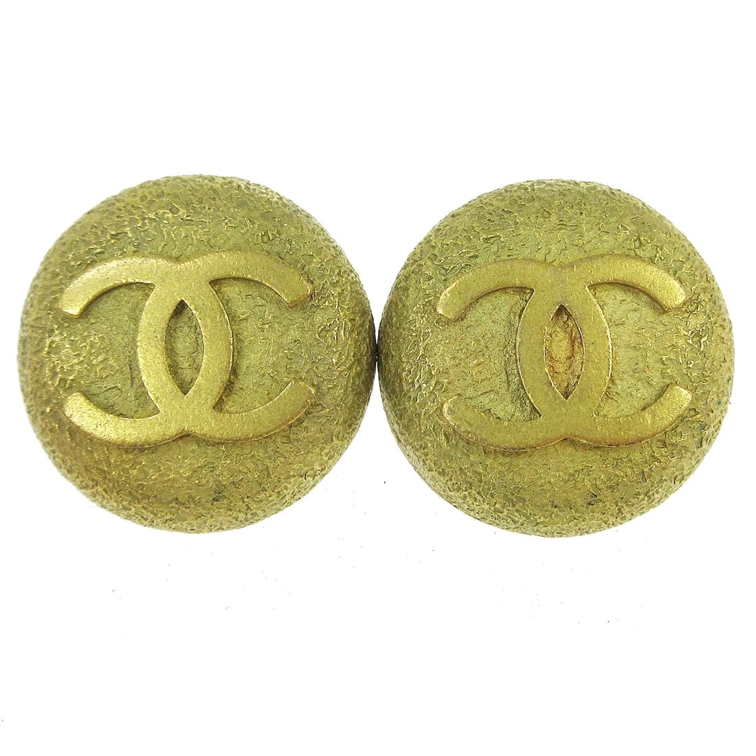 CHANEL BUTTON EARRINGS CLIP-ON GOLD: Chanel Button Earrings Clip-On Gold Brand: Chanel Type/Style: Earrings Material: Gold-tone, Color: Gold Size: Diameter : 2.5 cm Accessories: None Accessories Notice: When purchasing pre-ow