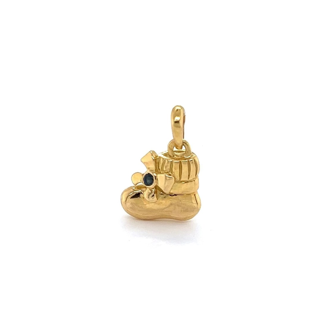 VAN CLEEF & ARPELS SAPPHIRE & CHARM PENDANT: Van Cleef & Arpels Sapphire & Charm Pendant Brand: Van Cleef & Arpels Type: Charm Material: 18k Yellow Gold Color: Yellow Size: Measurement: 18mm tall including bail x 12mm long x 3.5mm Accessori
