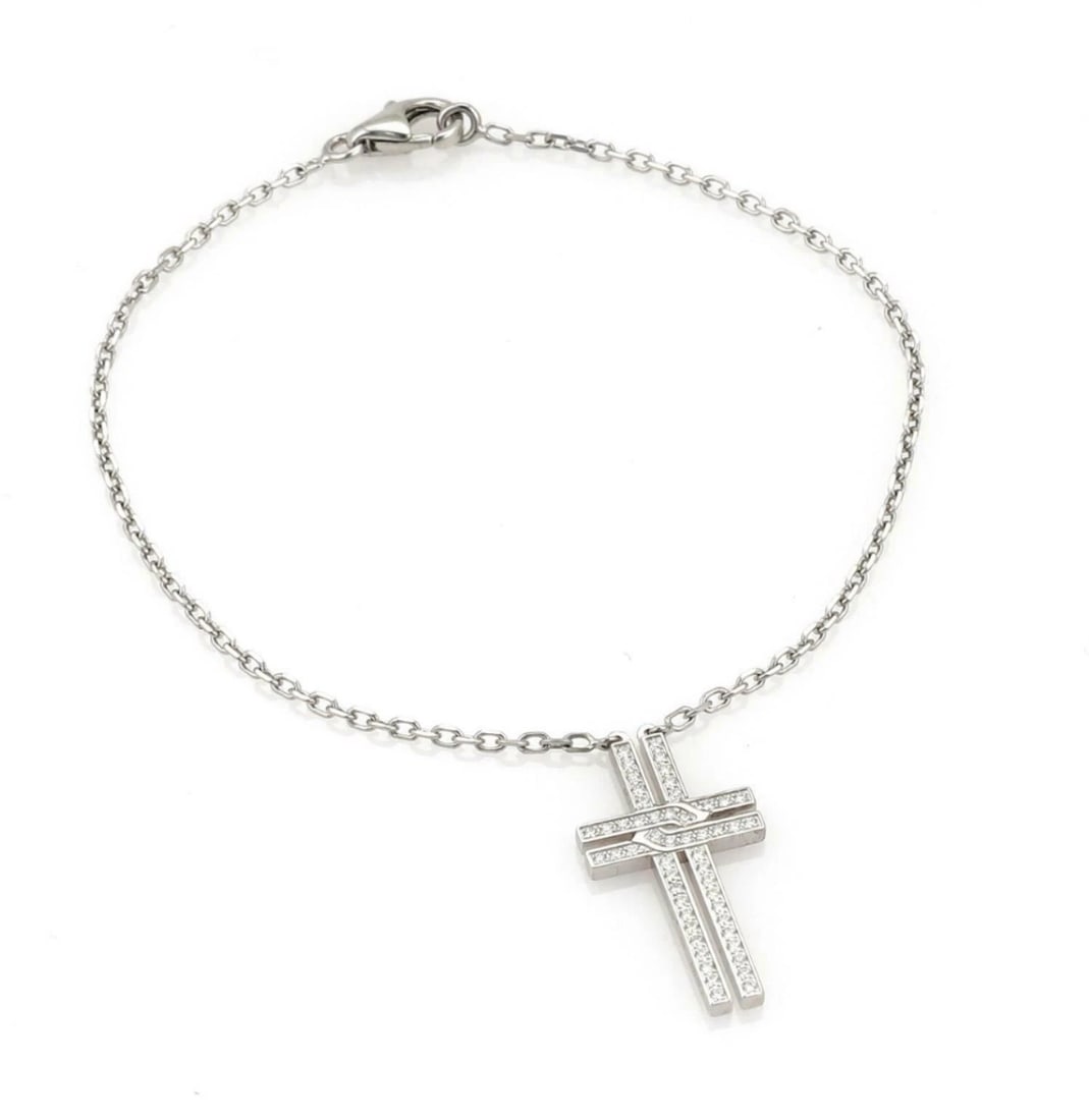 CARTIER DIAMOND 18K WHITE GOLD CROSS CHARM BRACELET: Cartier Diamond 18k White Gold Cross Charm Bracelet Brand: Cartier Type: Bracelet Material: 18k White Gold Color: white Size: Measurement: 7" long Charm: 0.93" long x 0.47" Accessories: None <