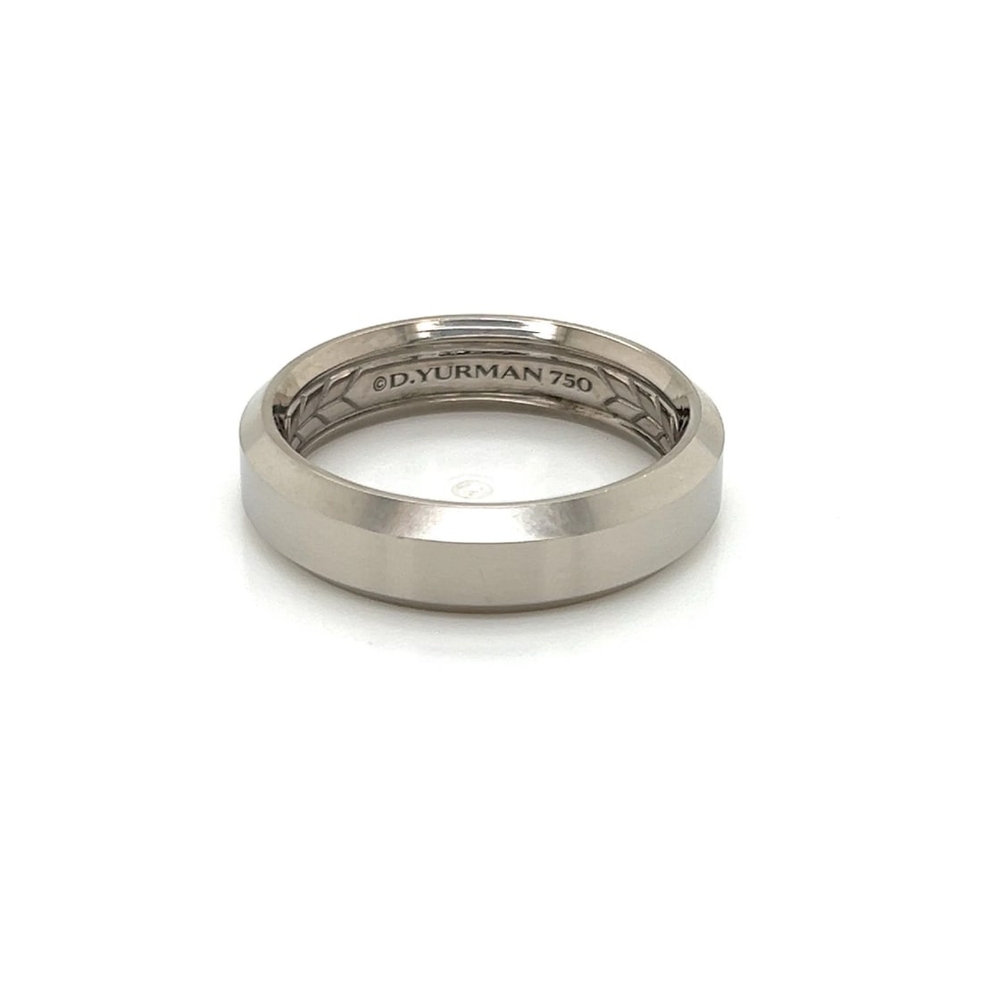DAVID YURMAN MEN'S 18K WHITE GOLD BAND RING: David Yurman Men's 18k White Gold Band Ring Brand: David Yurman Type: Ring Material: 18k White Gold Color: white Size: 9.5 US Accessories: None Accessories Notice: When purchasing pre-owne