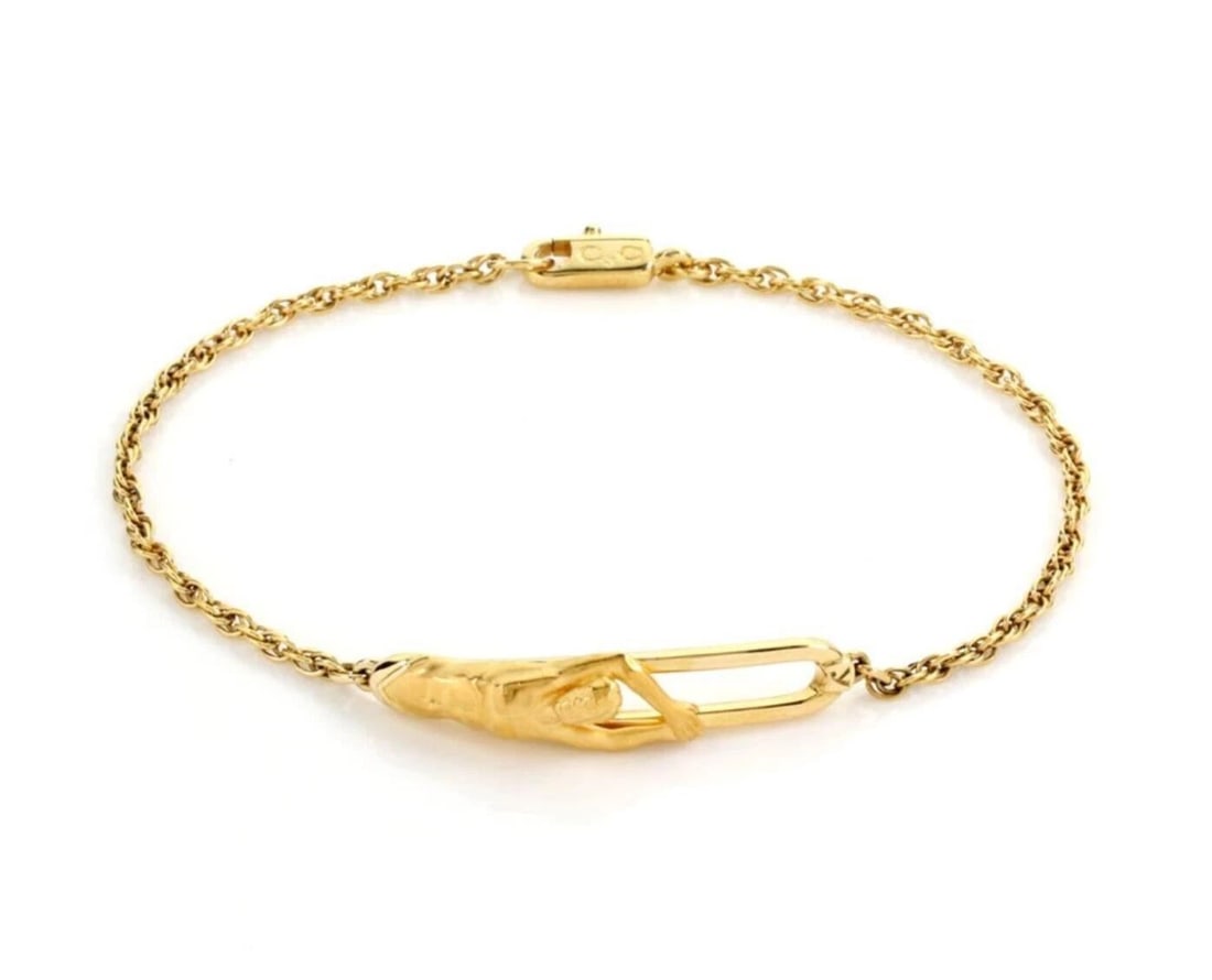 CARRERA Y CARRERA MAN LONG BAR ROPE CHAIN BRACELET: Carrera y Carrera Man Long Bar Rope Chain Bracelet Brand: Carrera y Carrera Type: Bracelet Material: 18k yellow gold Color: Yellow Size: Measurements: 7" long x 2mm thick Bar: 1.25" long x