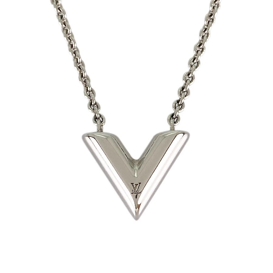 LOUIS VUITTON ESSENTIAL V METAL NECKLACE: LOUIS VUITTON Essential V Metal Necklace Brand: LOUIS VUITTON Type/Style: Necklace Material: Metal, Color: Silver Size: Top size:15.8mm×12.2mm Necklace full length:44cm Accessories: None