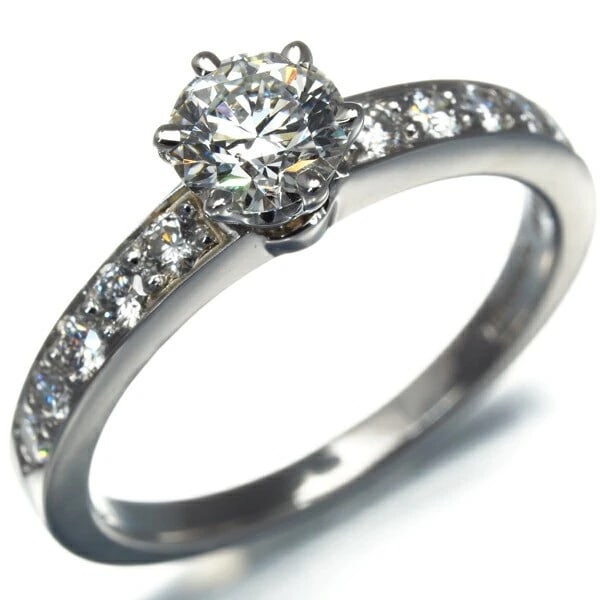 TIFFANY & CO. DIAMOND SOLITAIRE PT950 RING: Tiffany & Co. Diamond Solitaire Pt950 Ring Brand: Tiffany & Co. Type/Style: Ring Material: Metal Purity Pt950, Metal Platinum, Main Stone/Creation Natural Color: Platinum Size: US 5-5.5 Accessori