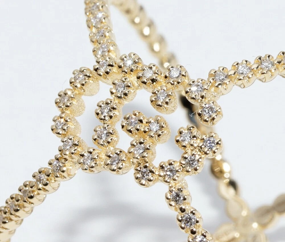 GUCCI K18 YELLOW GOLD 88 DIAMONDS RINGS: Gucci K18 Yellow Gold 88 Diamonds Rings Brand: Gucci Type/Style: Ring Material: Metal Purity K18, Metal Yellow Gold, Main Stone/Creation Natural Color: Yellow Gold Size: US 7.5 Accessories: None