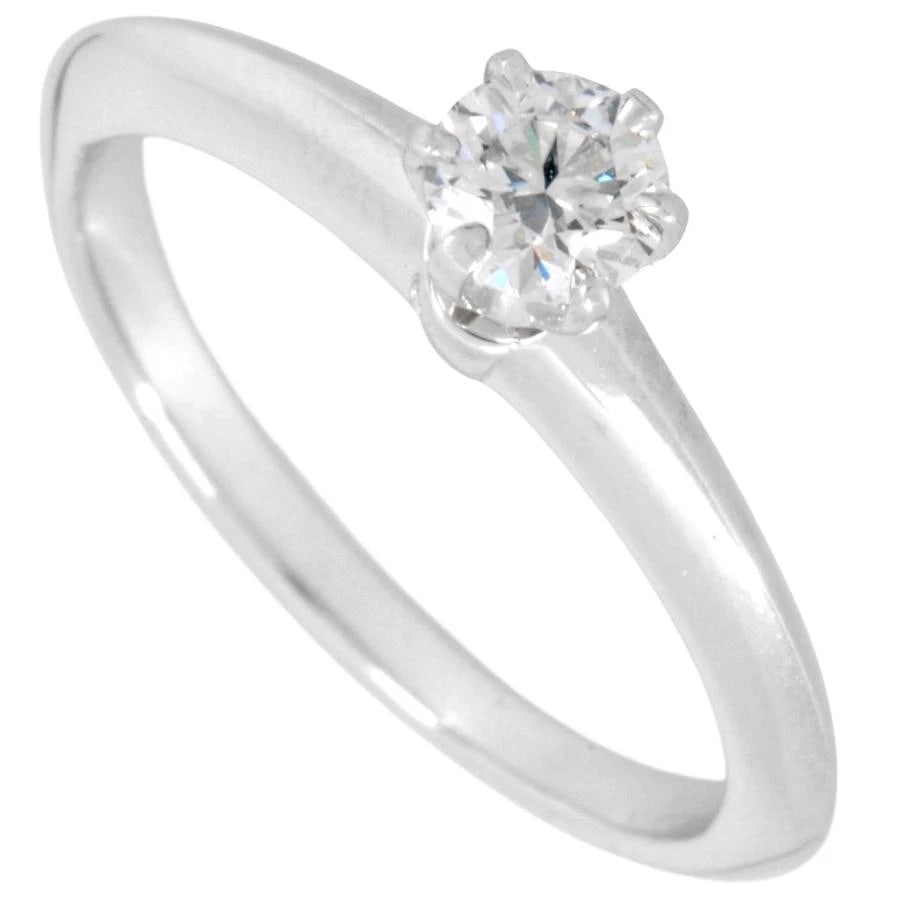TIFFANY & CO. SOLITAIRE DIAMOND PT950 RING: Tiffany & Co. Solitaire Diamond Pt950 Ring Brand: Tiffany & Co. Type/Style: Ring Material: Metal Purity Pt950, Metal Platinum, Main Stone/Creation Natural Color: Platinum Size: US 3.5-4 Accessori