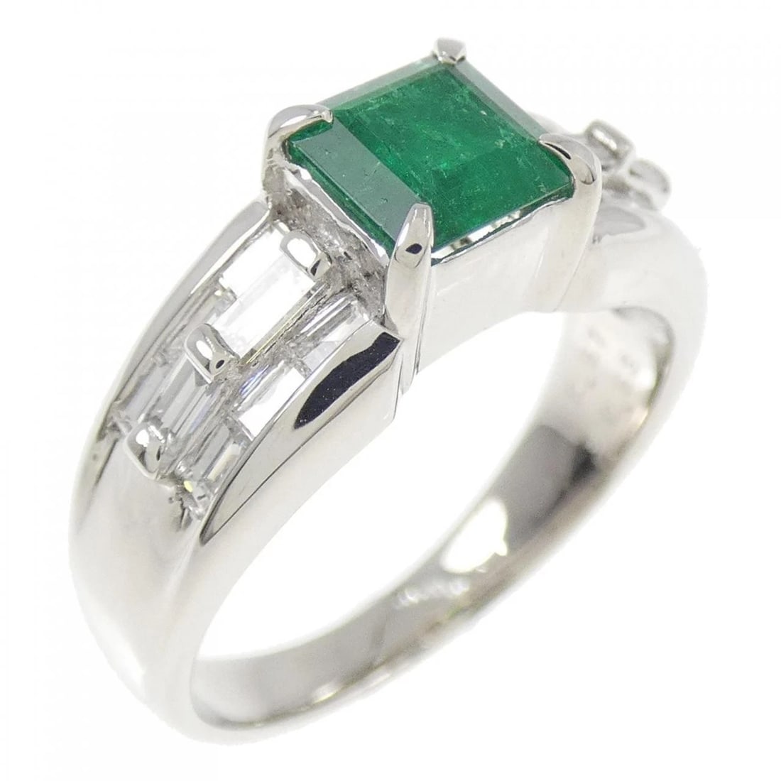 PT900 EMERALD RING: PT900 Emerald Ring Brand: Unbranded Type: Emerald Ring Material: Platinum900, Main Stone/Creation EmeraldSecondary Stone Natural Color: Platinum Size: US 6 1/2 Accessories: None Accessories