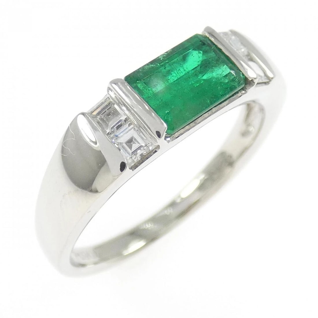 PT900 EMERALD RING: PT900 Emerald Ring Brand: Unbranded Type: Emerald ring Material: Platinum900, Main Stone/Creation EmeraldSecondary Stone Natural Color: Platinum Size: US 9 Accessories: None Accessories