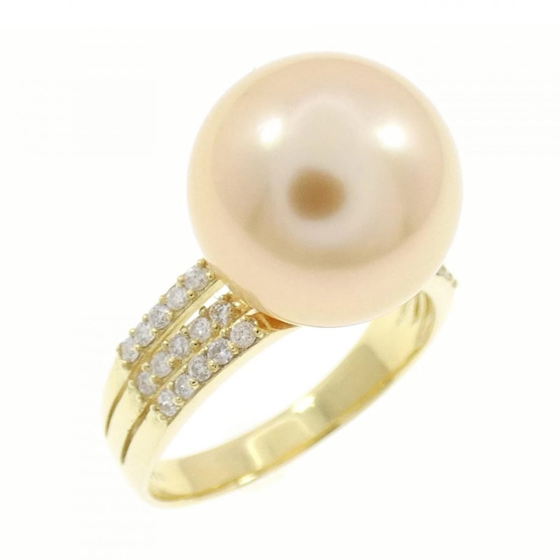 18K YELLOW GOLD WHITE BUTTERFLY PEARL RING: 18K Yellow Gold White Butterfly Pearl Ring Brand: Unbranded Type: White Butterfly Pearl Ring Material: K18YG, Main Stone/Creation White Butterfly Pearl Secondary StoneNatural Color: Yellow Gold