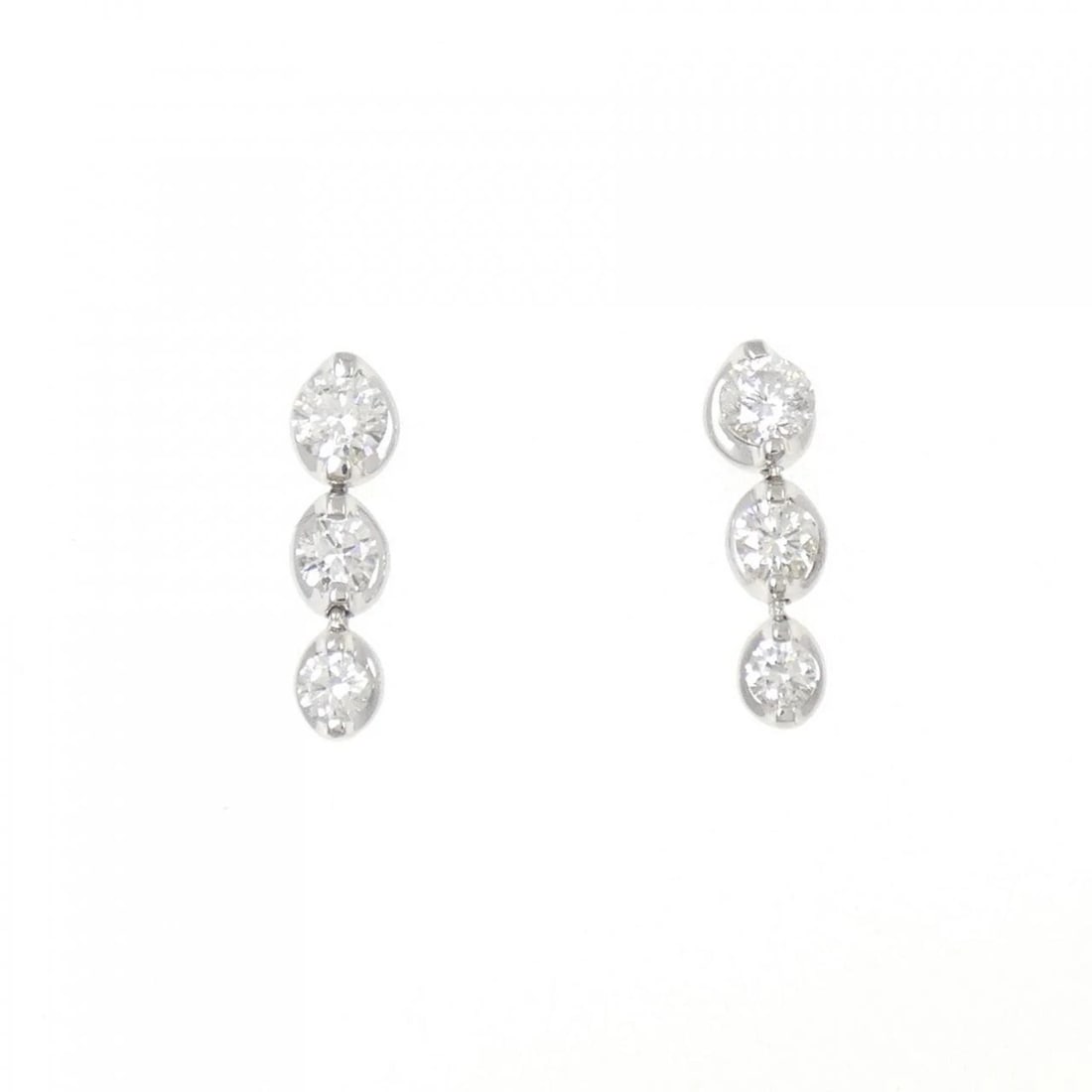 PT900 DIAMOND PIERCE: PT900 Diamond Pierce Brand: Unbranded Type: Diamond Pierce/Earring Material: Platinum900, Main Stone/Creation Natural Color: Platinum Size: Approx. height x width: 13.2mm x 3.8mm Accessories: Non