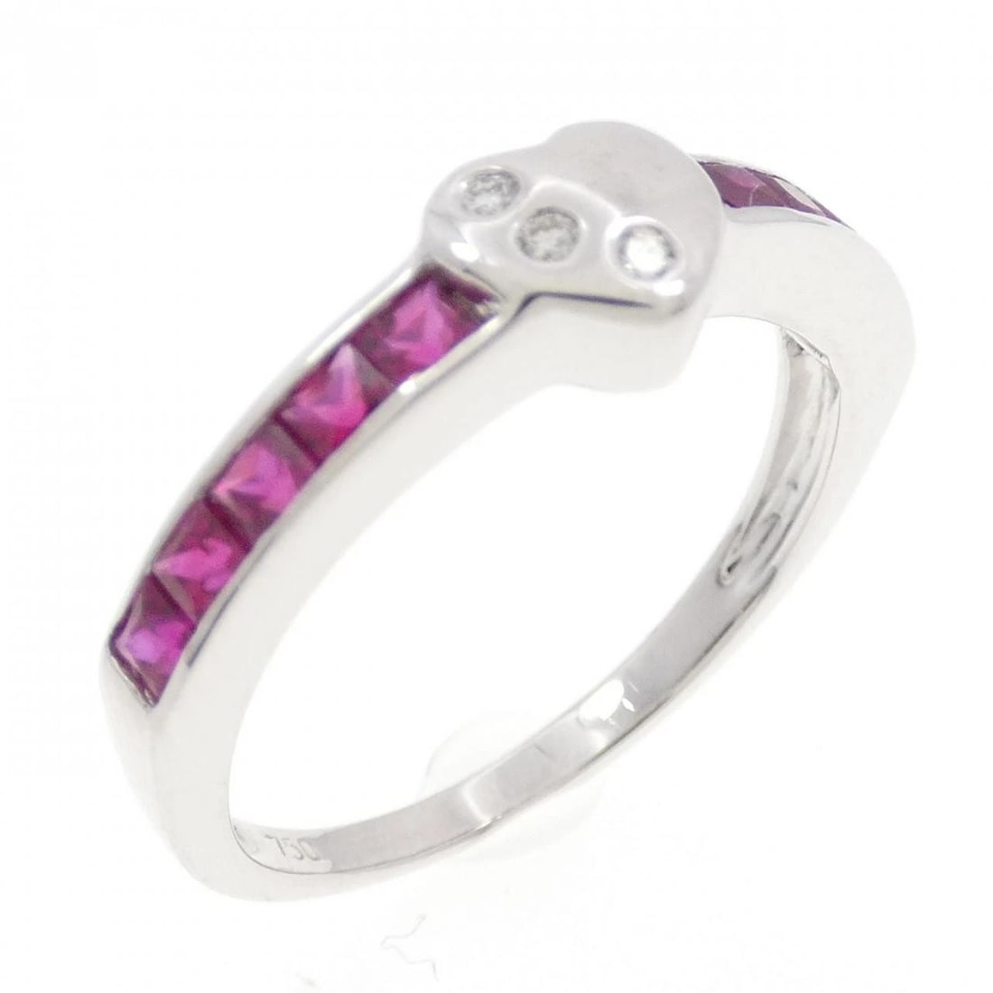 750WG HEART RUBY RING: 750WG Heart Ruby Ring Brand: Unbranded Type: Ruby ring Material: 750 white gold, Main Stone/Creation Ruby Secondary Stone Natural Color: White Gold Size: US 5.5 Accessories: None Accessori