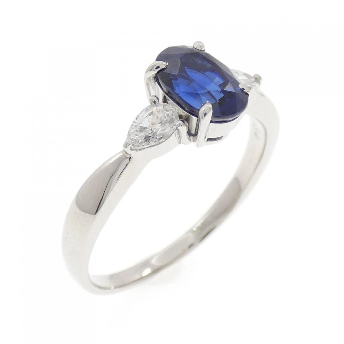 PT900 SAPPHIRE RING: PT900 Sapphire Ring Brand: Unbranded Type: Sapphire Ring Material: Platinum900, Main Stone/Creation SapphireSecondary Stone Natural Color: Platinum Size: US 9.75 Accessories: None Accessor