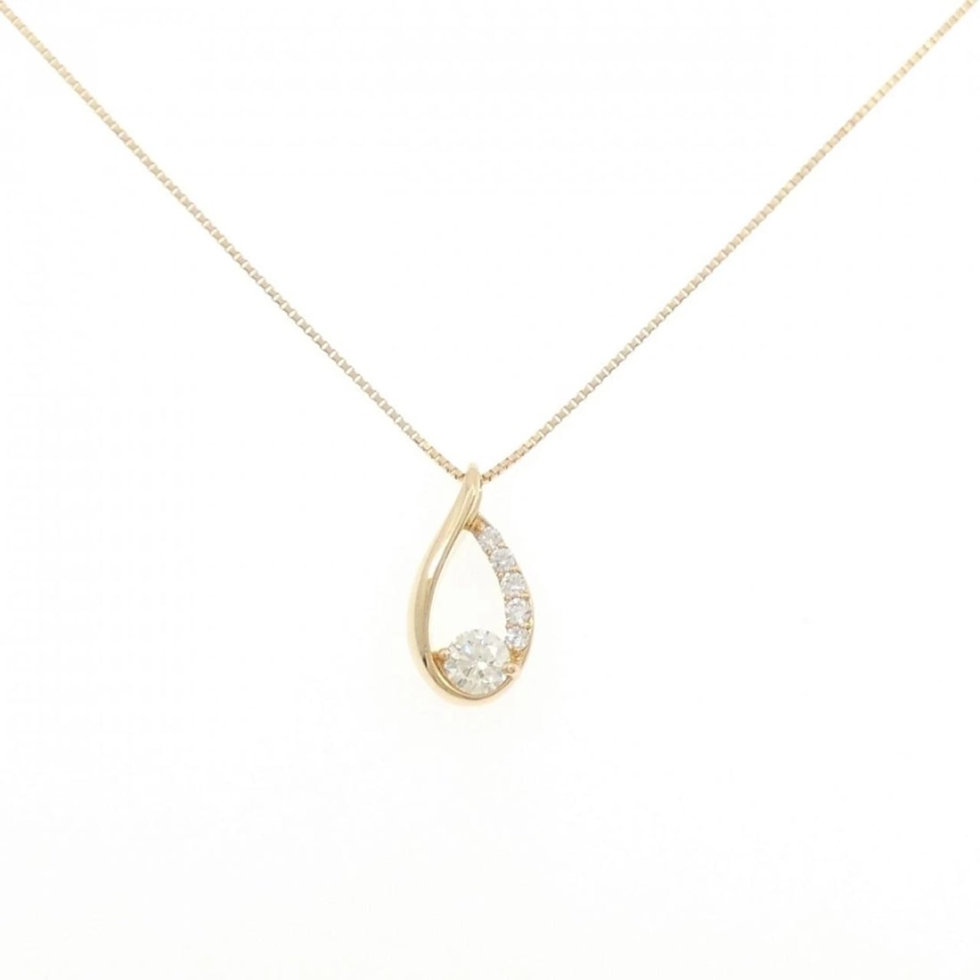 18K YELLOW GOLD DIAMOND NECKLACE: 18K Yellow Gold Diamond Necklace Brand: Unbranded Type: Diamond Necklace Material: K18 yellow gold, Main Stone/Creation Natural Color: Yellow Gold Size: 45cmActual Size Pendant length approx.