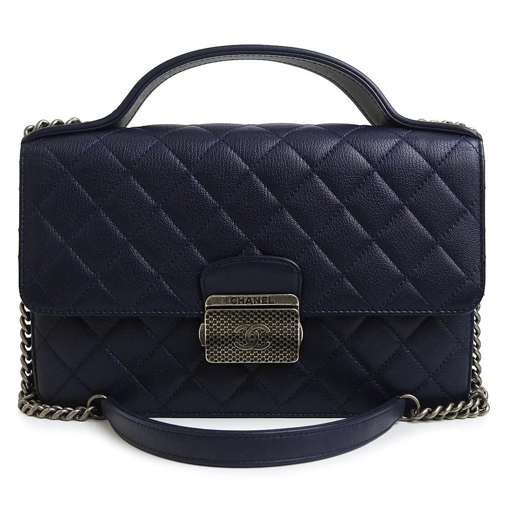 CHANEL CC UNIVERSITY MATELASSÉ GOATSKIN NAVY: CHANEL CC University Matelassé Goatskin Navy Brand: CHANEL Type: Handbag Material: Goatskin (Goat Leather) Color: Navy Size: W:24.5cm x H:16cm x D:6cm Handle:19cm Accessories: None Accesso