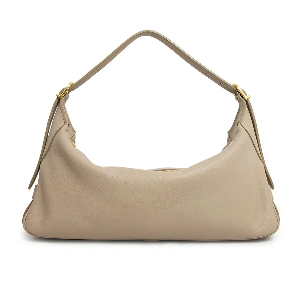 CELINE MEDIUM ROMY SUPPLE SAFARI BEIGE: CELINE Medium Romy Supple Safari Beige Brand: CELINE Type: Handbag Material: Supple Calfskin Color: Safari (Beige) Size: W:36cm x H:20cm x D:6cm Accessories: None Accessories Notice: When