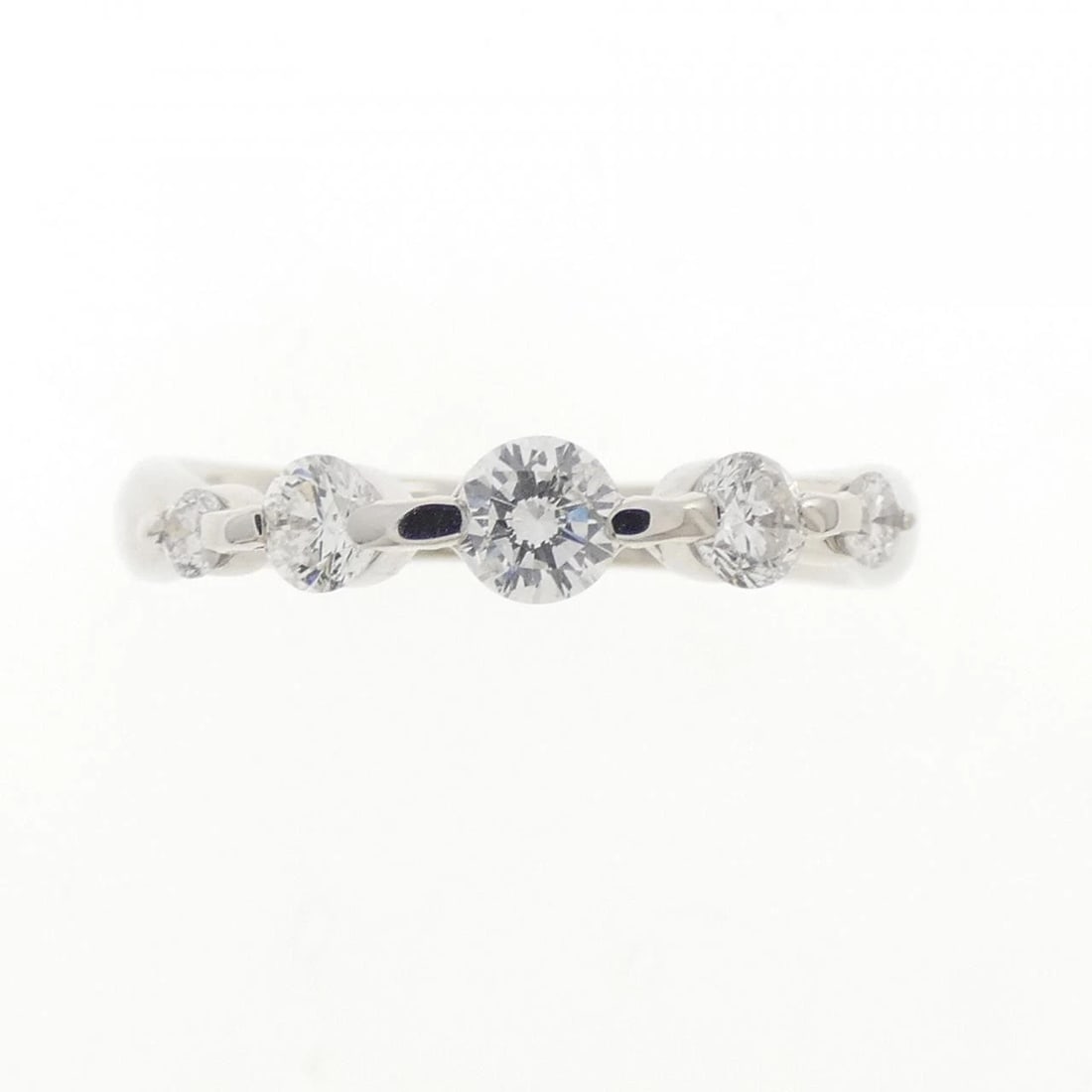 PT900 DIAMOND RING: PT900 Diamond Ring Brand: Unbranded Type: Diamond ring Material: Platinum900, Main Stone/Creation Natural Color: Silver Size: US 5 1/2 Accessories: None Accessories Notice: When purchasing