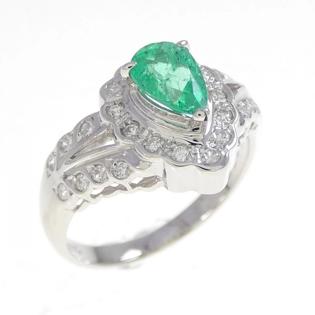 PT900 EMERALD RING: PT900 Emerald Ring Brand: Unbranded Type: Ring Material: Platinum 900, Main Stone/Creation Emerald Side Stone Natural Color: Silver Size: 7-7.5 (US size) Accessories: None Accessories Noti