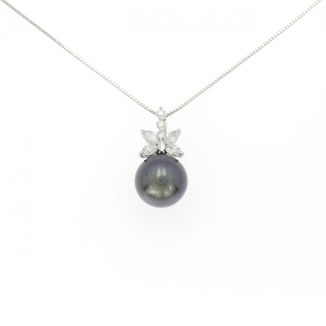 PT900/PT850 BLACK PEARL NECKLACE: PT900/PT850 Black pearl Necklace Brand: Unbranded Type: Black pearl Necklace Material: Platinum900/Platinum850, Main Stone/Creation Black Pearl Secondary StoneNatural Color: Silver Size: