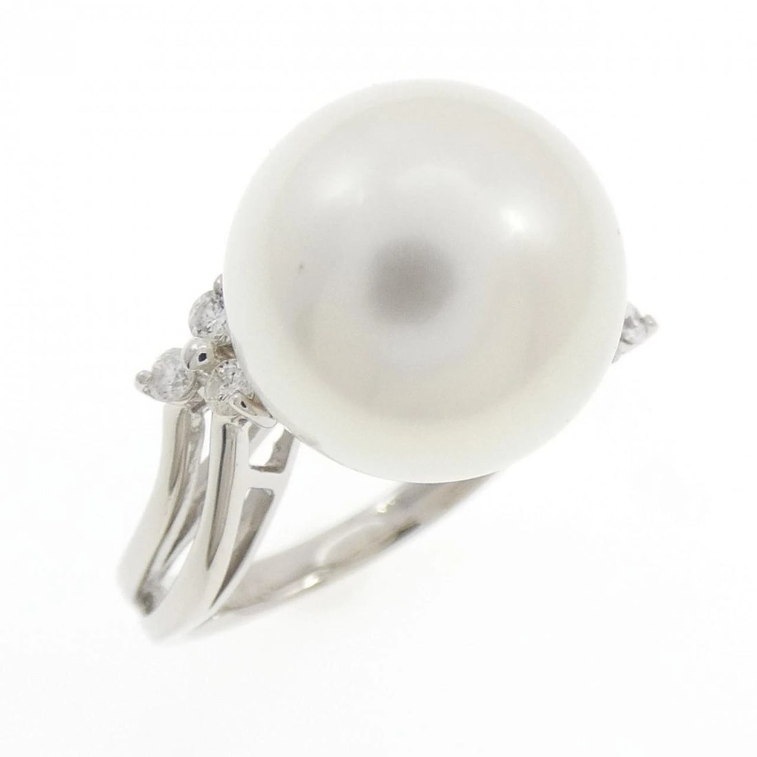 PT900 WHITE BUTTERFLY PEARL RING: PT900 White Butterfly Pearl Ring Brand: Unbranded Type: White Butterfly Pearl Ring Material: Platinum900, Main Stone/Creation White Butterfly Pearl Secondary Stone Natural Color: Silver Size: