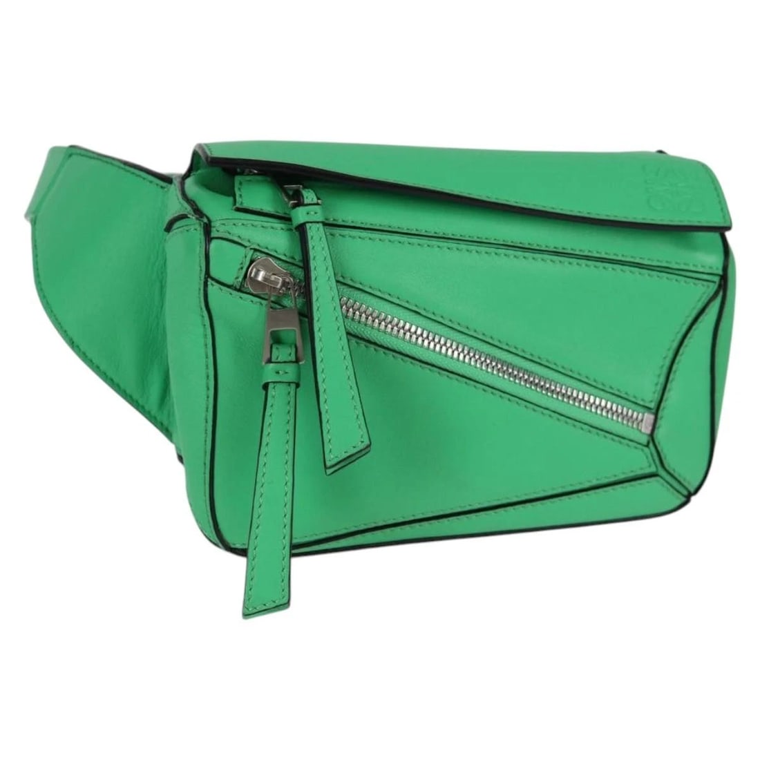 LOEWE ANAGRAM PUZZLE BODY BAG LEATHER GREEN: LOEWE Anagram Puzzle Body Bag Leather Green Brand: LOEWE Type: Body Bag Material: Leather Color: Green/Silver Size: W6.7 x H4.3 x D2.6inch(Approx) Shoulder:35.4 - 45.3inch(Approx) Accessories: No