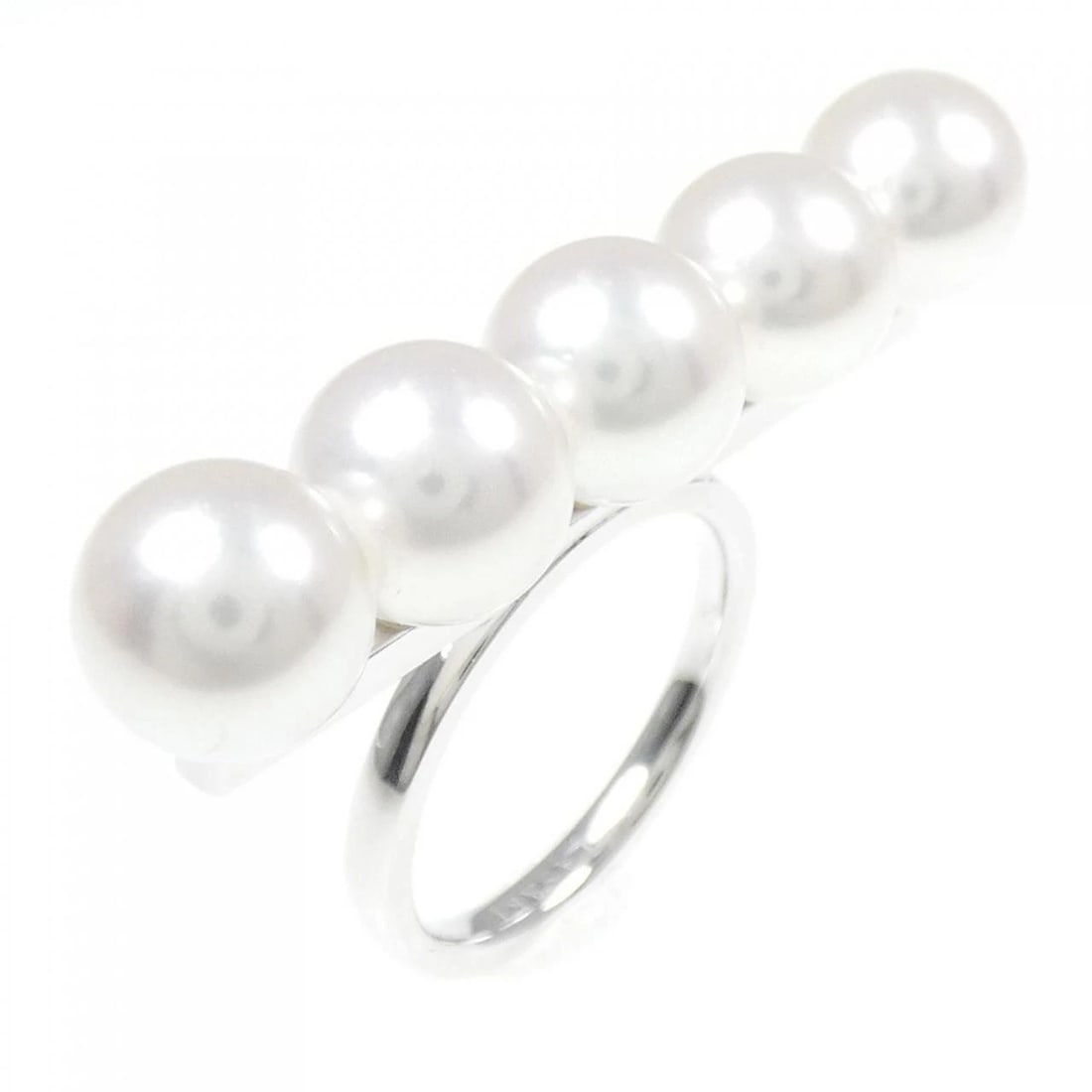 TASAKI BALANCE SIGNATURE RING: Tasaki Balance Signature Ring Brand: TASAKI Type: Ring Material: 750 white gold, Color: White Gold Size: US 6 1/4 Accessories: None Accessories Notice: When purchasing pre-owned goods, please