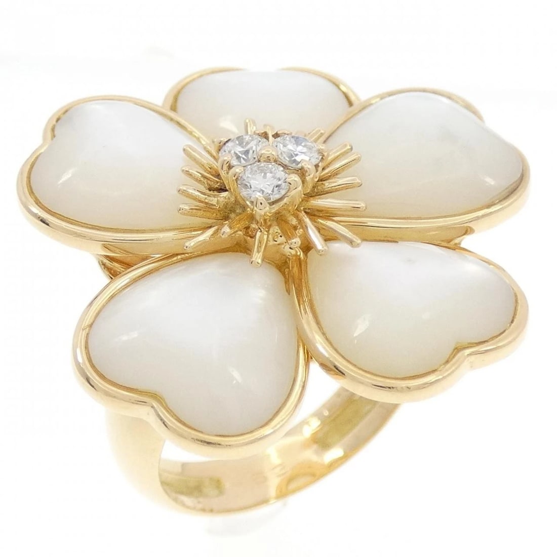 VAN CLEEF & ARPELS NAVAL RING: Van Cleef & Arpels Naval Ring Brand: Van Cleef & Arpels Type: Ring Material: 750yellow gold, Main Stone/Creation Mother Of PearlSecondary Stone Natural Color: yellow Gold Size: US 6 1/2 Accessori