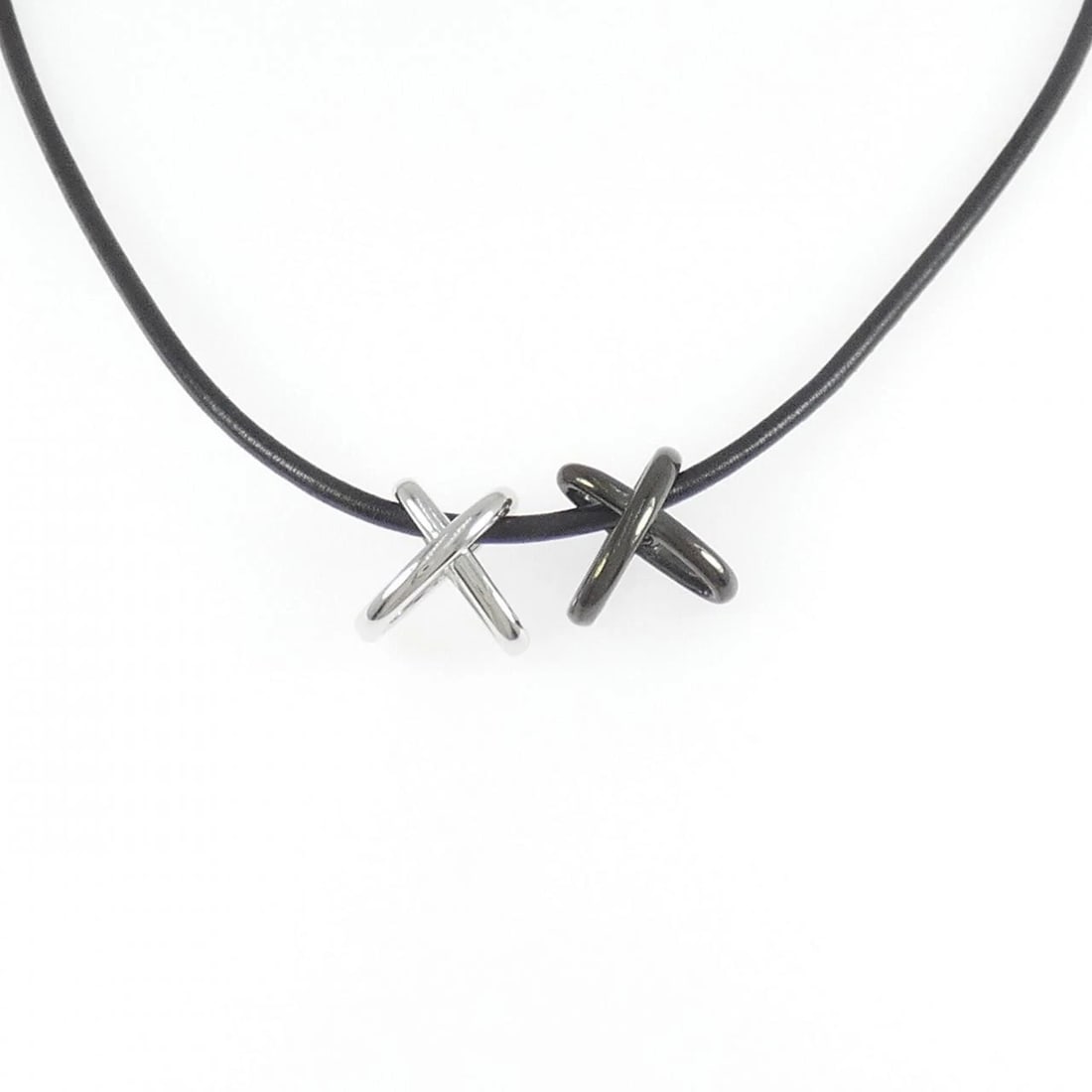 MIKIMOTO K18WG/K18BG NECKLACE: Mikimoto K18WG/K18BG Necklace Brand: MIKIMOTO Type: Necklace Material: 18K white gold/18K black gold, Color: white,black Size: Actual Size Motif maximum width approx.: 12.5mm Chain maximum