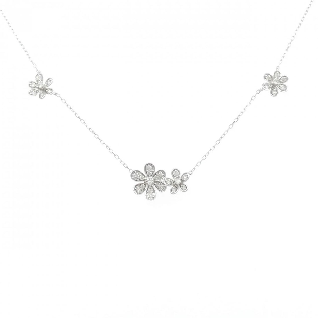K18WG FLOWER DIAMOND NECKLACE: K18WG Flower Diamond Necklace Brand: Unbranded Type: Diamond Necklace Material: K18 white gold, Main Stone/Creation Natural Color: White Gold Size: 47cmActual SizeMotif maximum width approx.:
