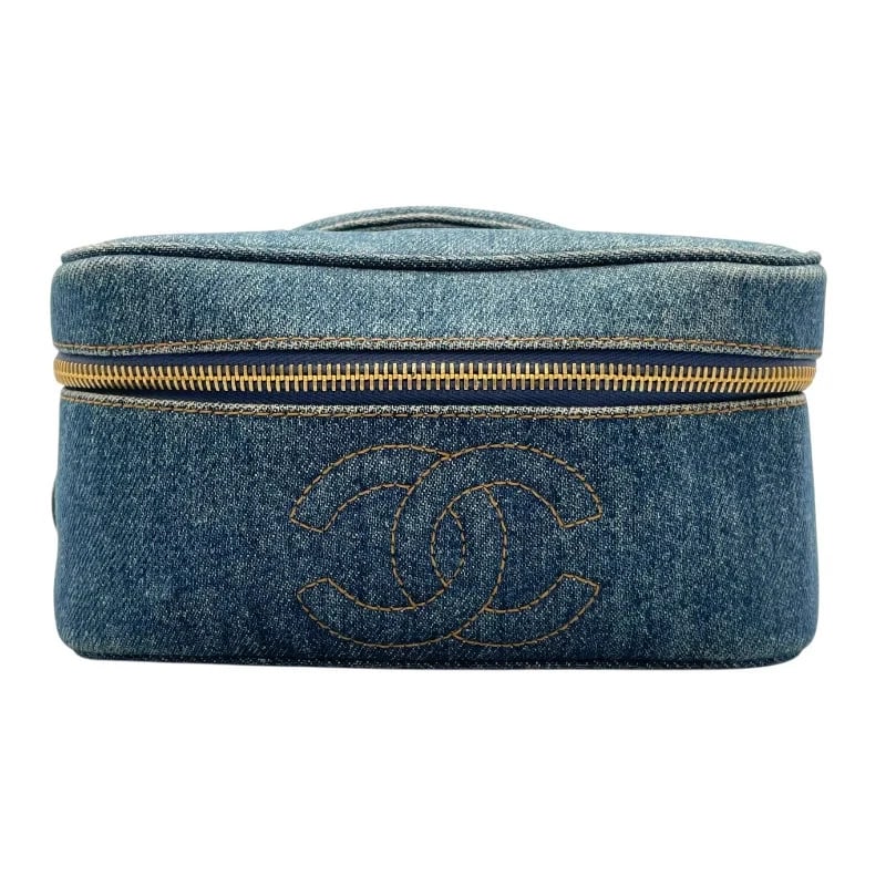CHANEL VANITY 4 SERIES BLUE GHW DENIM: CHANEL Vanity 4 Series Blue GHW Denim Brand: CHANEL Type: Handbag Material: Denim Color: Blue / GD Hardware Size: W: 19cm / H: 10cm / D: 14cm Accessories: None Accessories Notice: When pur