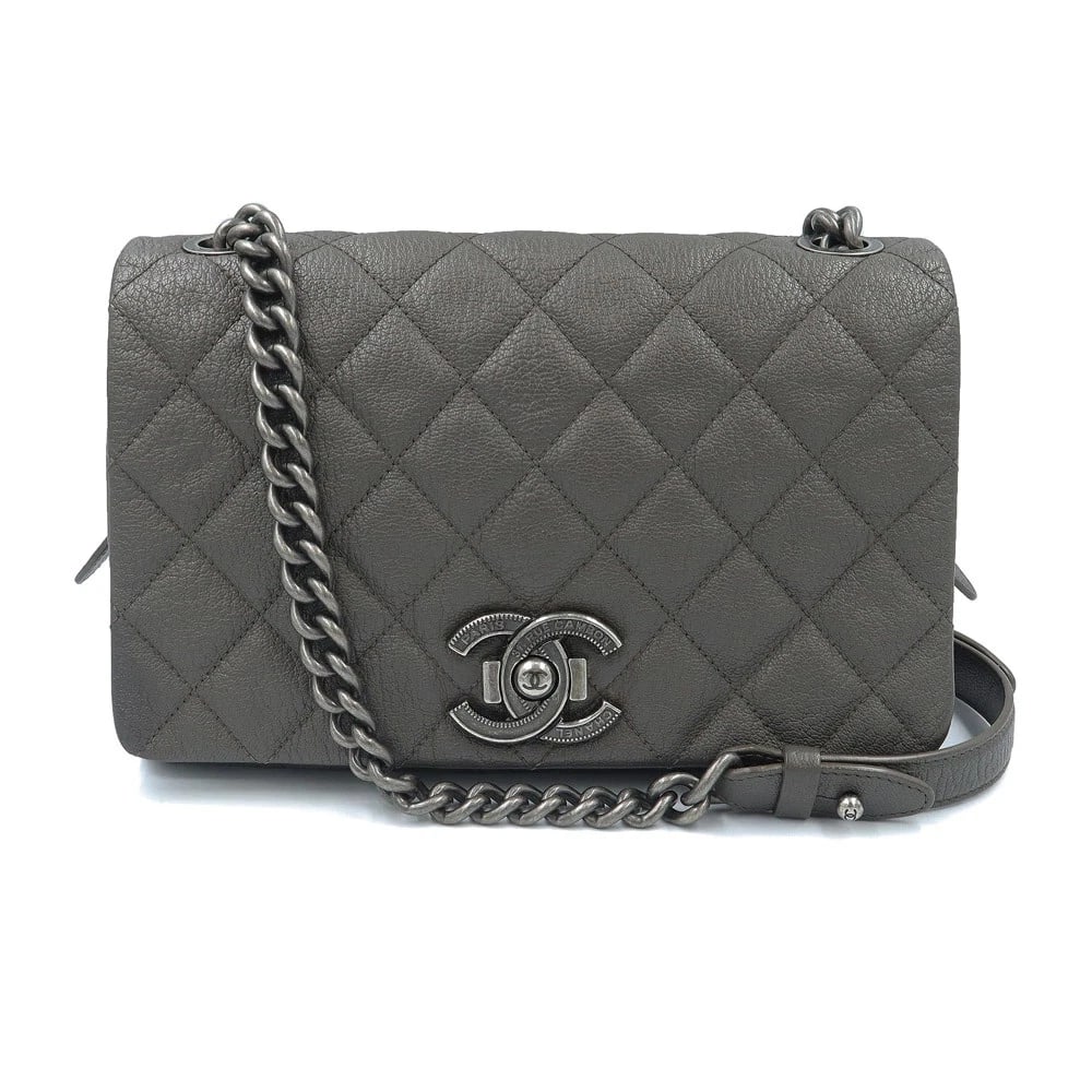 CHANEL COCO MARK MATELASSÉ BOY CHANEL SHOULDER BAG GREY: CHANEL Coco Mark Matelassé Boy Chanel Shoulder Bag Grey Brand: CHANEL Type: Handbag Material: Calfskin (Cowhide) Color: Gray Size: W:24cm x H:15.5cm x D:9cm Accessories: None Accessories N