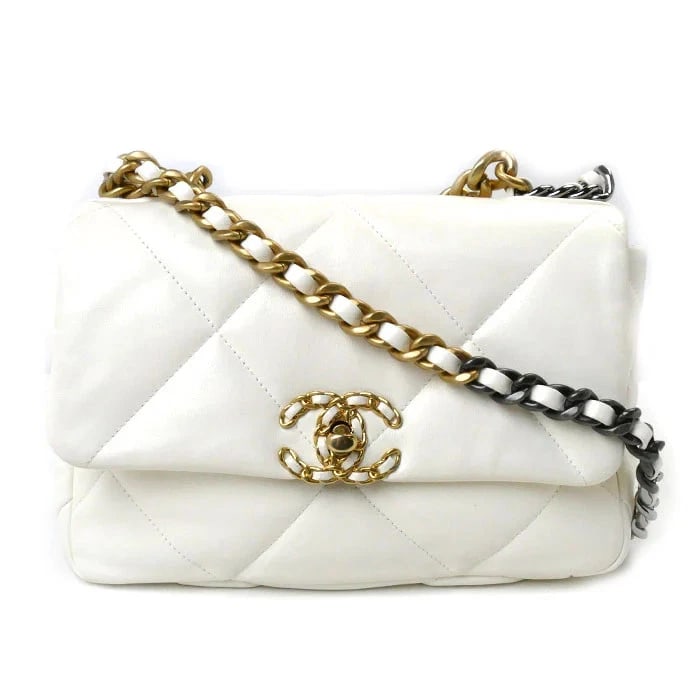 CHANEL 19 SHOULDER BAG WHITE CREAM: CHANEL 19 Shoulder Bag White Cream Brand: CHANEL Type: Handbag Material: Shiny Lambskin Color: White/Cream Size: Height: 16cm Width: 26cm Handle: 22cm Accessories: None Accessories Notice: