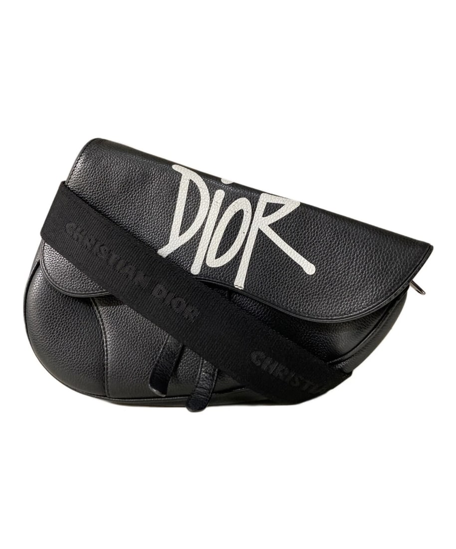 DIOR×STUSSY SHAWN STUSSY SADDLE PRINTED LEATHER CROSSBODY BAG: Dior×Stussy Shawn Stussy Saddle Printed Leather Crossbody Bag Brand: Dior x Stussy Type: Handbag Material: none Color: Black Size: H:20cm / W:28cm / D:4cm Accessories: None Accessories