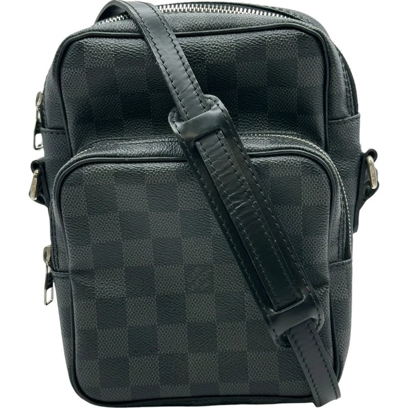 LOUIS VUITTON REM BLACK DAMIER GRAPHITE SHOULDER BAG: LOUIS VUITTON Rem Black Damier Graphite Shoulder Bag Brand: LOUIS VUITTON Type: Handbag Material: Damier Graphite Color: black Size: W: 14cm / H: 21cm / D: 9cm / Shoulder: 120-140cm Accessories: