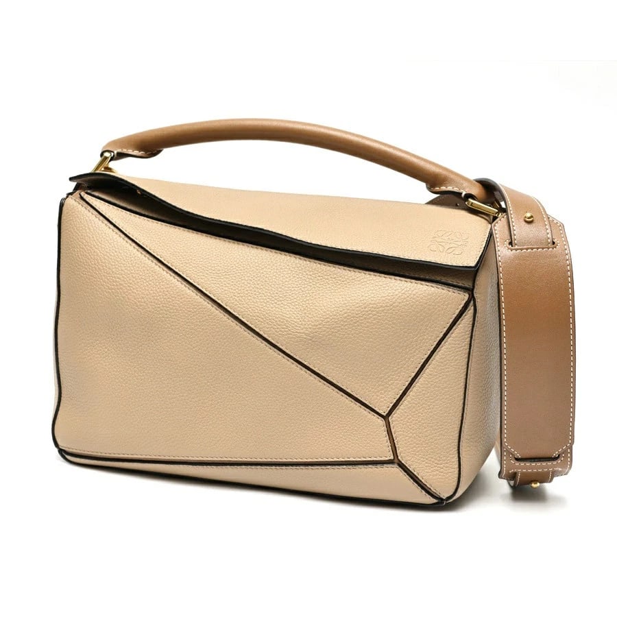 LOEWE PUZZLE MEDIUM SHOULDER BAG SOFT GRAINED CALF: Loewe Puzzle Medium Shoulder Bag Soft Grained Calf Brand: Loewe Type: Bag Material: Soft Grain Calfskin Color: Greige Size: W28×H20×D12cm Accessories: None Accessories Notice: When