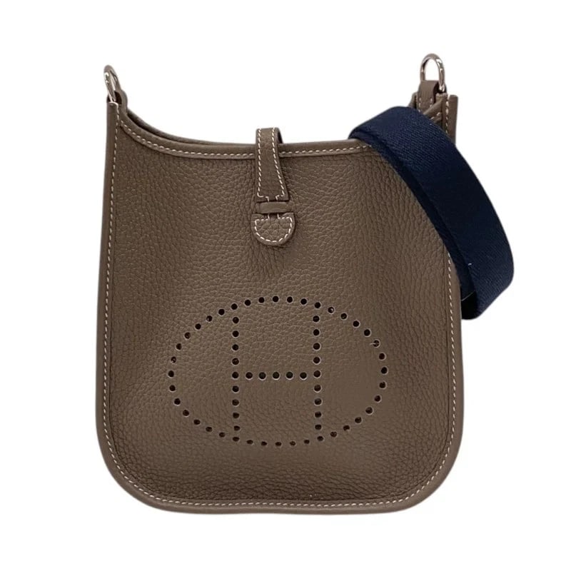 HERMES EVELYNE TPM U STAMP ETOUPE SHW SHOULDER BAG: HERMES Evelyne TPM U Stamp Etoupe SHW Shoulder Bag Brand: HERMES Type: Handbag Material: Taurillon Clemence Color: Etoupe / SV Hardware Size: W: 17.5cm / H: 19.5cm / D: 5.5cm / Shoulder length: 11