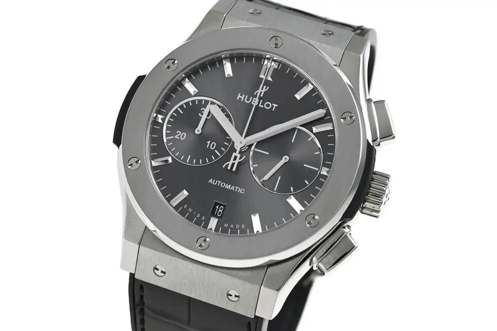 HUBLOT CLASSIC FUSION CHRONOGRAPH TITANIUM GREY: HUBLOT Classic Fusion Chronograph Titanium Grey Brand: HUBLOT Type: Wrist watch Material: Case Material TI Color: Dial Color Gray Size: [ Arm circumference size ] Maximum 19.5cm * Belt color: Blac