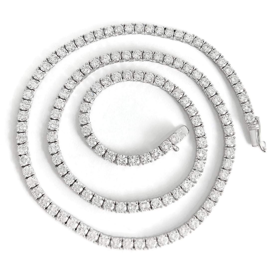 ROUND DIAMOND TENNIS NECKLACE 14K WHITE GOLD: Round Diamond Tennis Necklace 14K White Gold Brand: Unbranded Type: Necklace Material: 14K white gold, Main Stone/Creation Natural Color: White Size: Length: 16 inches Width: 3.2 mm 