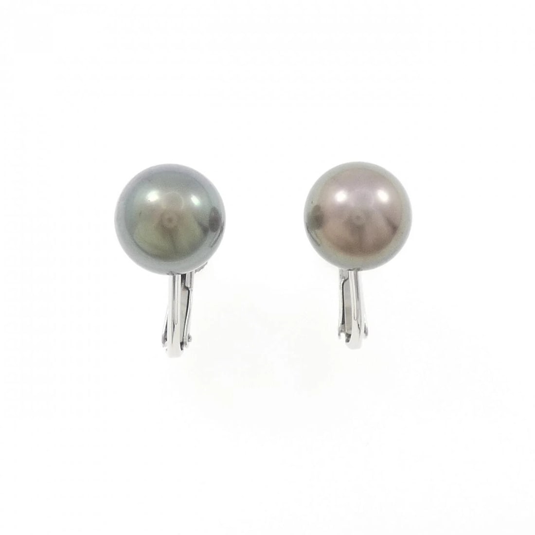 PT900 BLACK PEARL EARRING: PT900 Black pearl Earring Brand: Unbranded Type: Black pearl Pierce/Earring Material: PT900, Main Stone/Creation Black Pearl Color: platinum Size: Actual Size Diameteraround: 11.6mm Accessories: