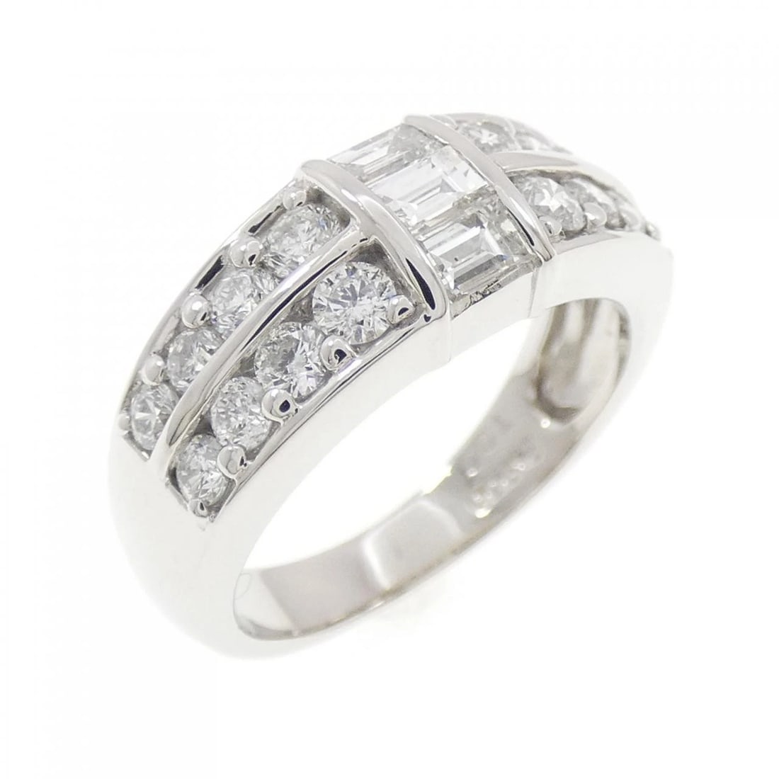 PT900 DIAMOND RING: PT900 Diamond Ring Brand: Unbranded Type: Diamond ring Material: Platinum900, Color: Platinum Size: US 5 1/4 Accessories: None Accessories Notice: When purchasing pre-owned goods, please