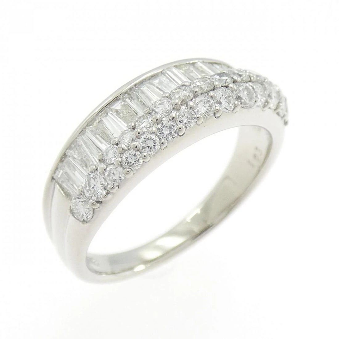 PT900 DIAMOND RING: PT900 Diamond Ring Brand: Unbranded Type: Diamond Ring Material: Platinum900, Color: platinum Size: US 5 3/4 Accessories: None Accessories Notice: When purchasing pre-owned goods, please