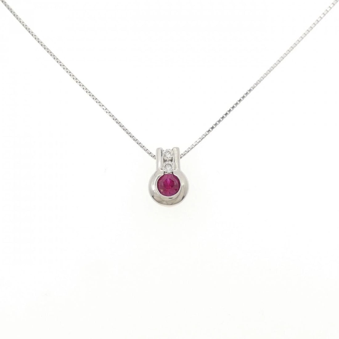 PT900/PT850 RUBY NECKLACE: PT900/PT850 Ruby Necklace Brand: Unbranded Type: Ruby Necklace Material: Platinum900/Platinum850, Color: platinum Size: Actual size Pendant length approx. x width approx.: 10.6mmx7.2mm Chain