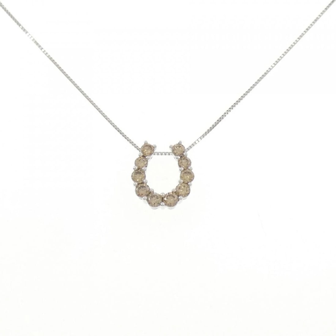 K18WG HORSESHOE DIAMOND NECKLACE: K18WG Horseshoe Diamond Necklace Brand: Unbranded Type: Diamond Necklace Material: K18 white gold, Color: white Size: Actual size Pendant length approx. x width approx.: 14.6mmx13.0mm Chain
