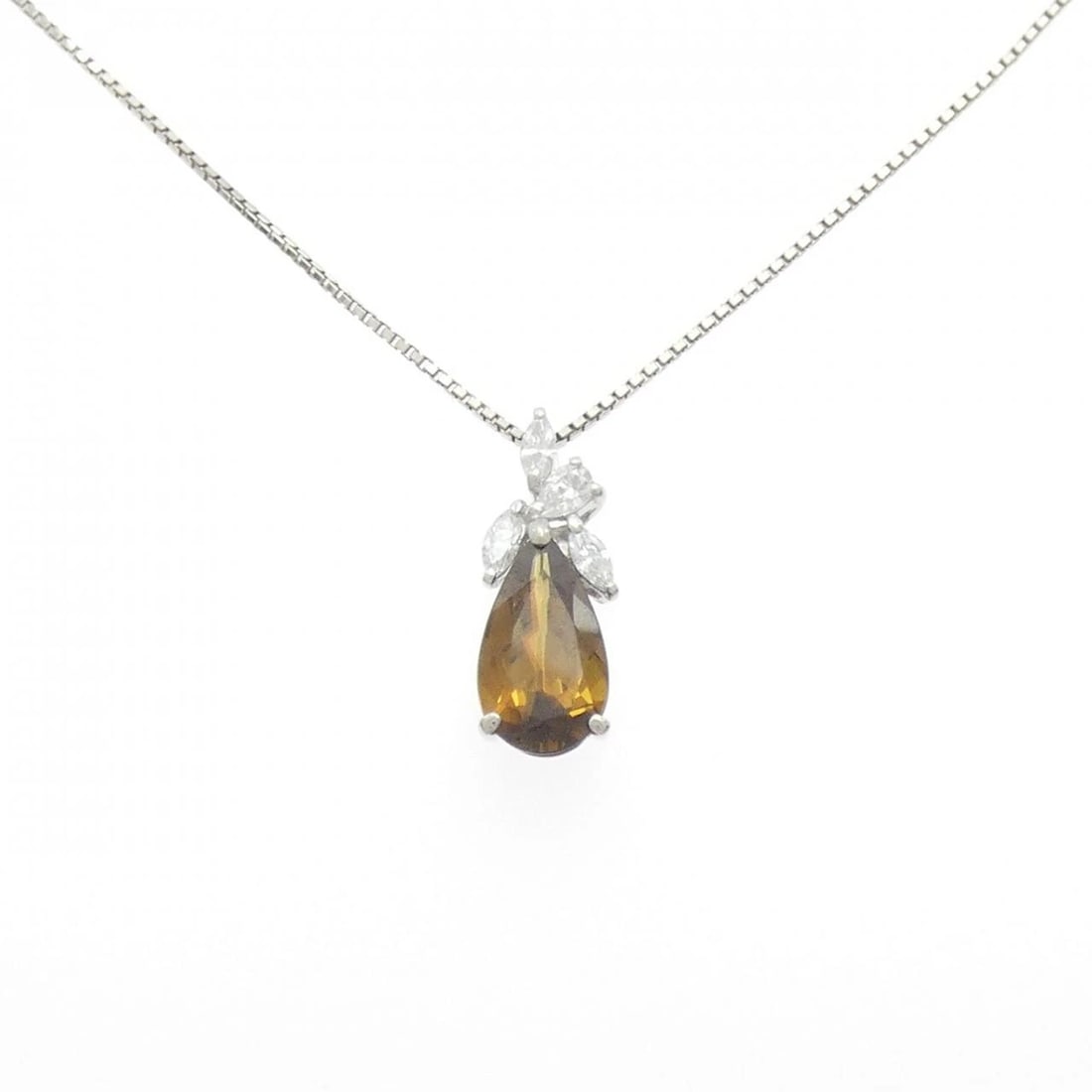 PT900/PT850 SPHENE NECKLACE: PT900/PT850 Sphene Necklace Brand: Unbranded Type: Sphene Necklace Material: PT900, Color: platinum Size: Actual size Pendant length approx. x width approx.: 21.7mmx8.3mm Chain maximum width