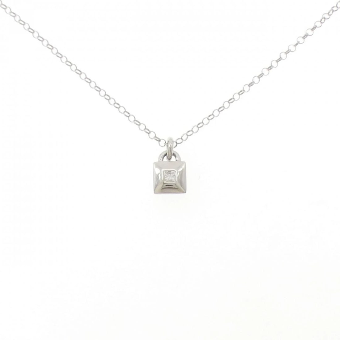 PT900/PT850 DIAMOND NECKLACE: PT900/PT850 Diamond Necklace Brand: Unbranded Type: Diamond Necklace Material: PT900/PT850, Color: platinum Size: Actual Size Pendant length approx. x width approx.: 11.7mmx6.5mm Chain maximum