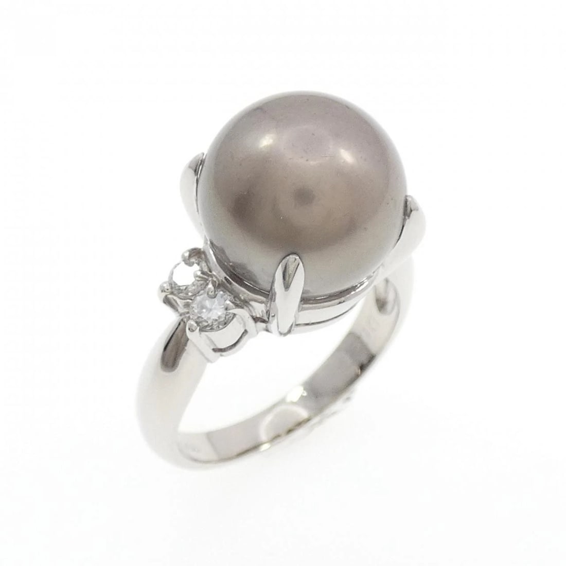 PT900 BLACK PEARL RING: PT900 Black pearl ring Brand: Unbranded Type: Black Pearl Ring Material: PT900, Color: platinum Size: US 6 3/4 Accessories: None Accessories Notice: When purchasing pre-owned goods, please